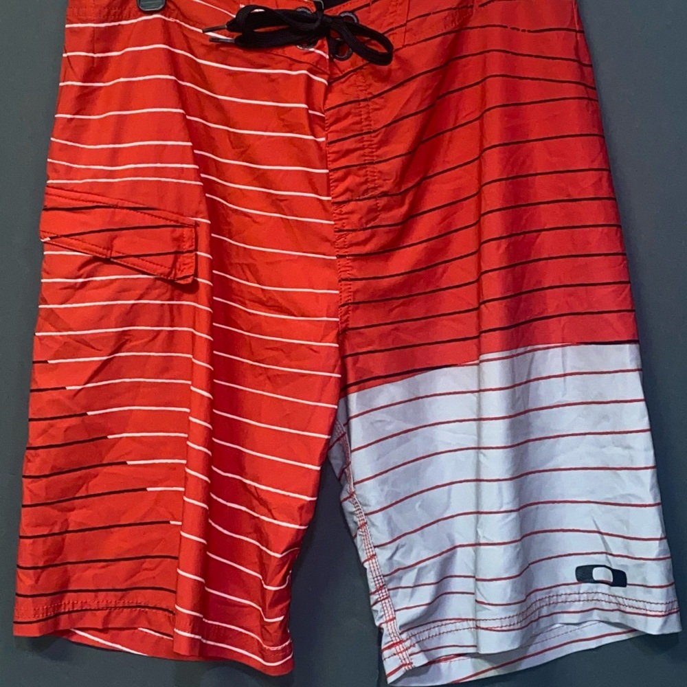 Oakley Men's shorts Red and White Striped Board surf skating water sports SZ 34